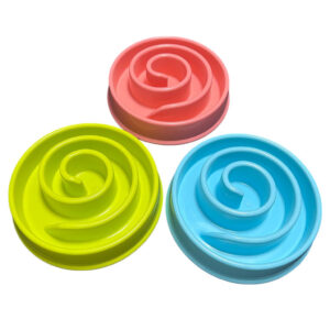 Ruuan hotkimista hillitsevä spiraalimainen koiran ruokakuppi.