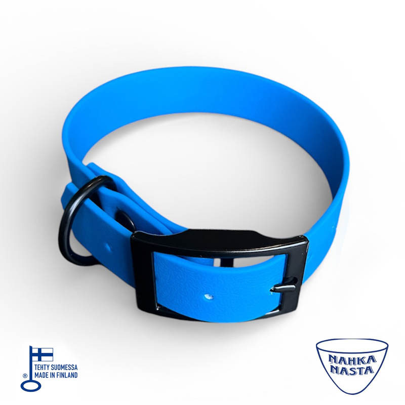 Sinisen värinen koiran solkipanta, jossa on mustat metalliosat. Valmistettu Biothane nauhasta Suomessa.