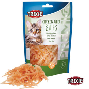 Kanaviipaleita pussin edessä, kissalle herkuiksi.